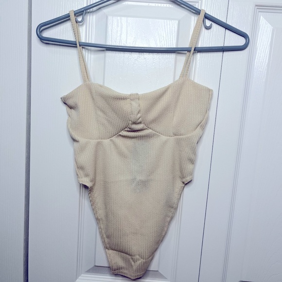 PRETTY LITTLE THING crinkle rib cup detail crop top off white - Picture 3 of 6